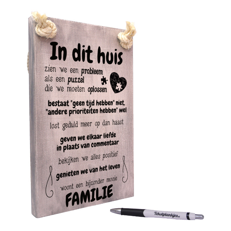 tekst op hout - teksthout - in dit huis zijn we een bijzonder mooie familie