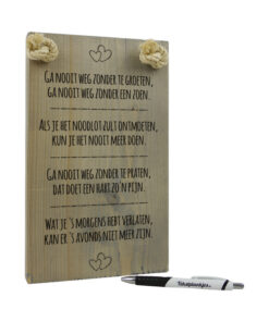 tekst op hout - tekstbord - ga nooit weg zonder te groeten