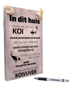tekst op hout - tekstbord - in dit huis houden wij van onze koi
