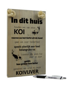 tekst op hout - tekstbord - in dit huis houden wij van onze koi