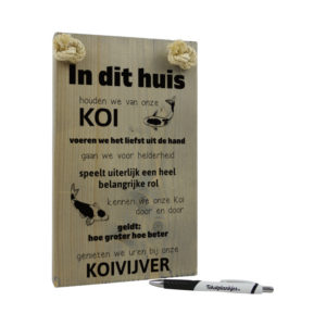 tekst op hout - tekstbord - in dit huis houden wij van onze koi