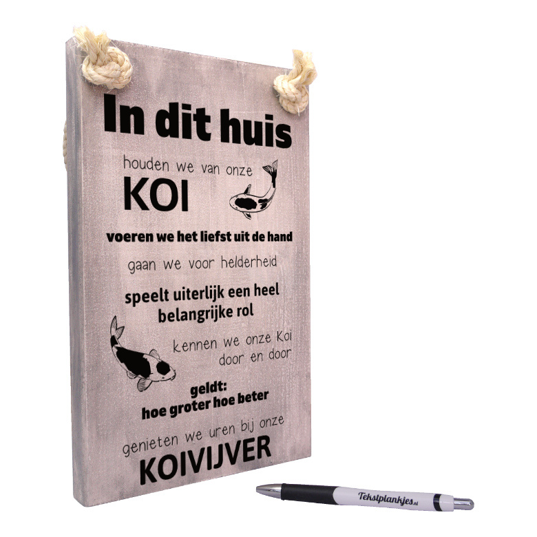 tekst op hout - tekstbord - in dit huis houden wij van onze koi