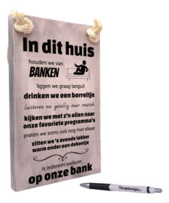 tekst op hout - origineel cadeau - tekstbord - In dit thuis houden wij van banken - vergrijsd
