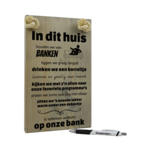 tekst op hout - origineel cadeau - tekstbord - In dit thuis houden wij van banken - vergrijsd