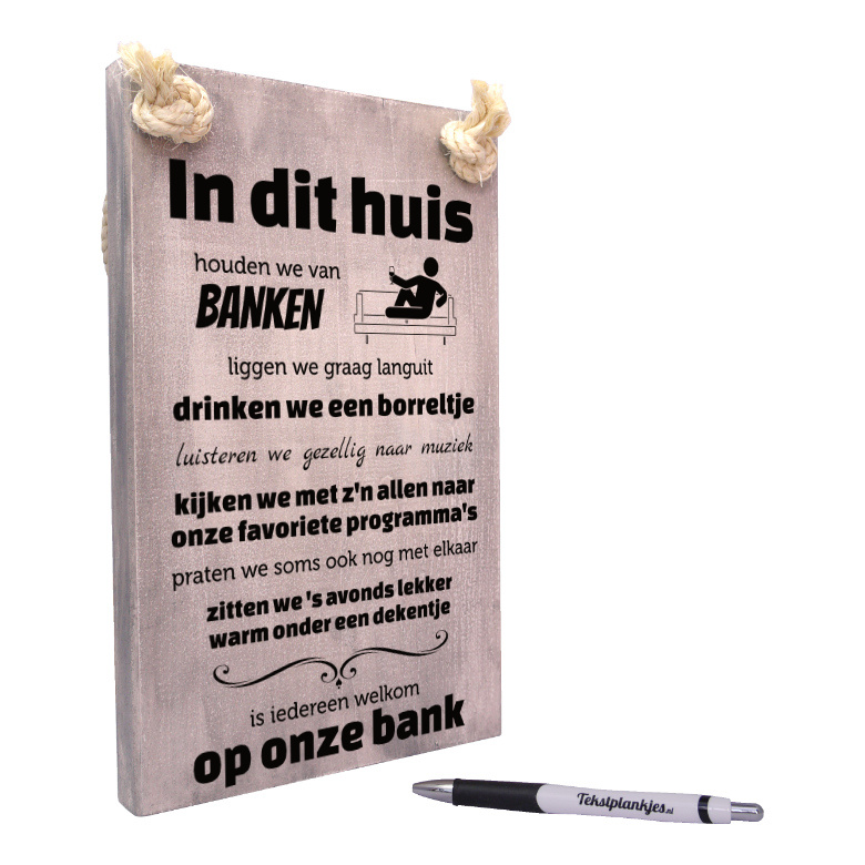 tekst op hout - origineel cadeau - tekstbord - In dit thuis houden wij van banken - vergrijsd