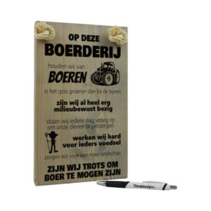 tekst op hout - tekstbord cadeau - op deze boerderij houden wij van boeren