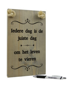 tekst op hout - tekstbord - origineel cadeau - iedere dag is de juiste dag om het leven te vieren
