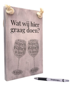 tekst op hout - tekstbord - wat wij hier graag doen - wijnen wijnen wijnen