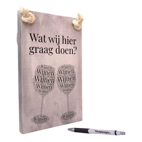 tekst op hout - tekstbord - wat wij hier graag doen - wijnen wijnen wijnen