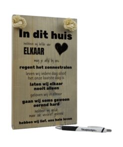 tekst op hout - tekstbord - origineel cadeau - in dit huis hebben wij liefde voor elkaar
