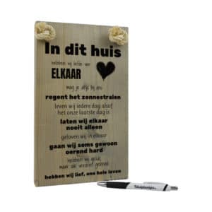 tekst op hout - tekstbord - origineel cadeau - in dit huis hebben wij liefde voor elkaar