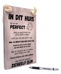 tekst op hout - tekstbord - origineel cadeau - in dit huis zijn we niet perfect