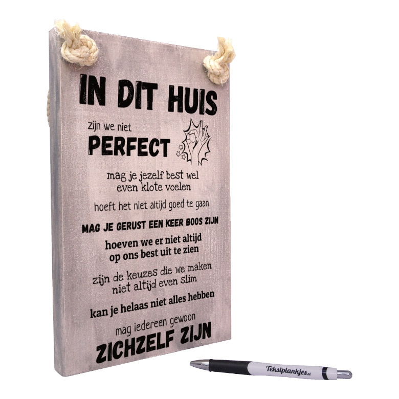 tekst op hout - tekstbord - origineel cadeau - in dit huis zijn we niet perfect