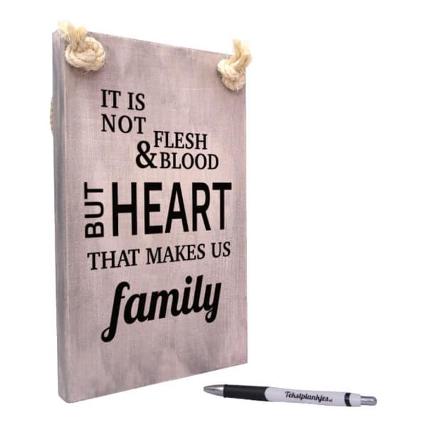 tekst op hout - tekstbord - origineel cadeau - it is not flesh and blood that makes us family