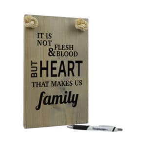 tekst op hout - tekstbord - origineel cadeau - it is not flesh and blood that makes us family