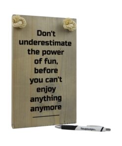 tekst op hout - origineel cadeau - steuntje in de rug - do not underestimate the power of fun