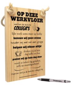 origineel cadeau werk collegas - tekst op hout - tekstbord - op deze werkvloer werken de leukste collega's