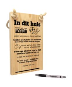 tekst op hout - origineel cadeau - in dit huis kijken wij voetbal