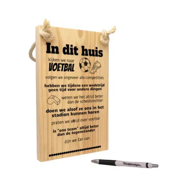 tekst op hout - origineel cadeau - in dit huis kijken wij voetbal
