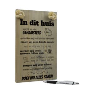 origineel cadeau - tekst op hout - tekstbord - in dit huis wordt er niet gehamsterd