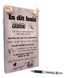 origineel cadeau - tekst op hout - tekstbord - verjaardagscadeau - in dit huis voelen wij ons thuis