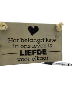 tekst op hout - origineel cadeau liefde - het belangrijkste in ons leven is liefde voor elkaar