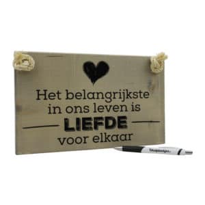 tekst op hout - origineel cadeau liefde - het belangrijkste in ons leven is liefde voor elkaar