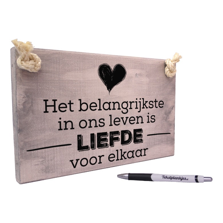 tekst op hout - origineel cadeau liefde - het belangrijkste in ons leven is liefde voor elkaar