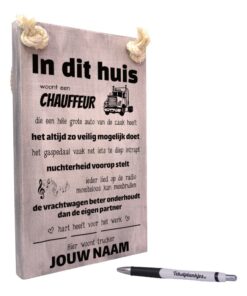 tekst op hout - origineel cadeau vrachtwagenchauffeur - in dit huis woont een chauffeur die een hele grote auto van de zaak heeft