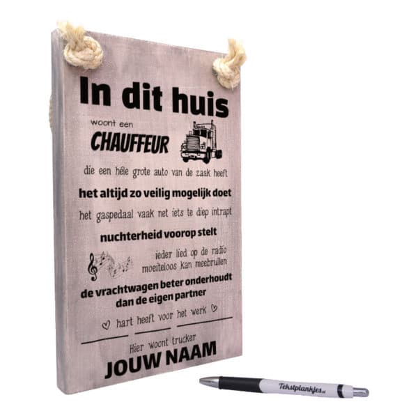 tekst op hout - origineel cadeau vrachtwagenchauffeur - in dit huis woont een chauffeur die een hele grote auto van de zaak heeft