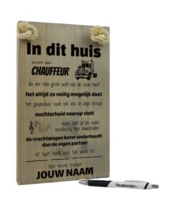 tekst op hout - origineel cadeau vrachtwagenchauffeur - in dit huis woont een chauffeur die een hele grote auto van de zaak heeft