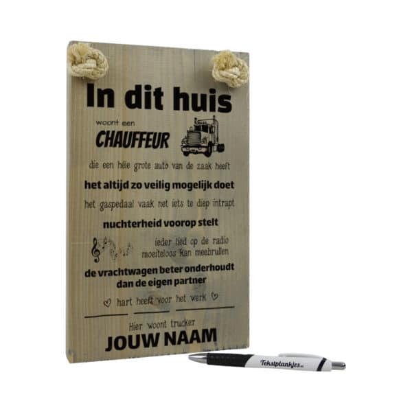 tekst op hout - origineel cadeau vrachtwagenchauffeur - in dit huis woont een chauffeur die een hele grote auto van de zaak heeft