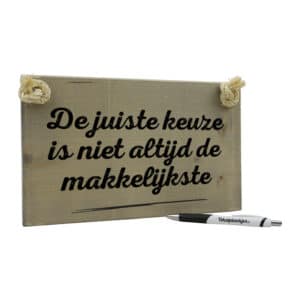 origineel cadeau verjaardag - spreuk op hout - tekstbord - tekstplankje - de juiste keuze is niet altijd de makkelijkste - vergrijsd