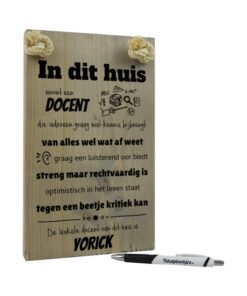 gepersonaliseerd cadeau docent leerkracht leraar meester juf en origineel cadeau - in dit huis woont een docent