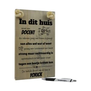 gepersonaliseerd cadeau docent leerkracht leraar meester juf en origineel cadeau - in dit huis woont een docent