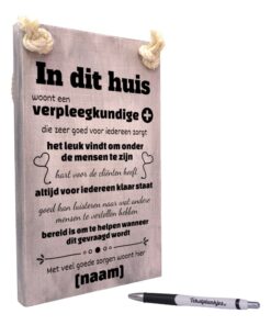 gepersonaliseerd cadeau verpleegkundige - origineel cadeau verpleegster - persoonlijk cadeau verpleger - in dit huis woont een verpleegkundige