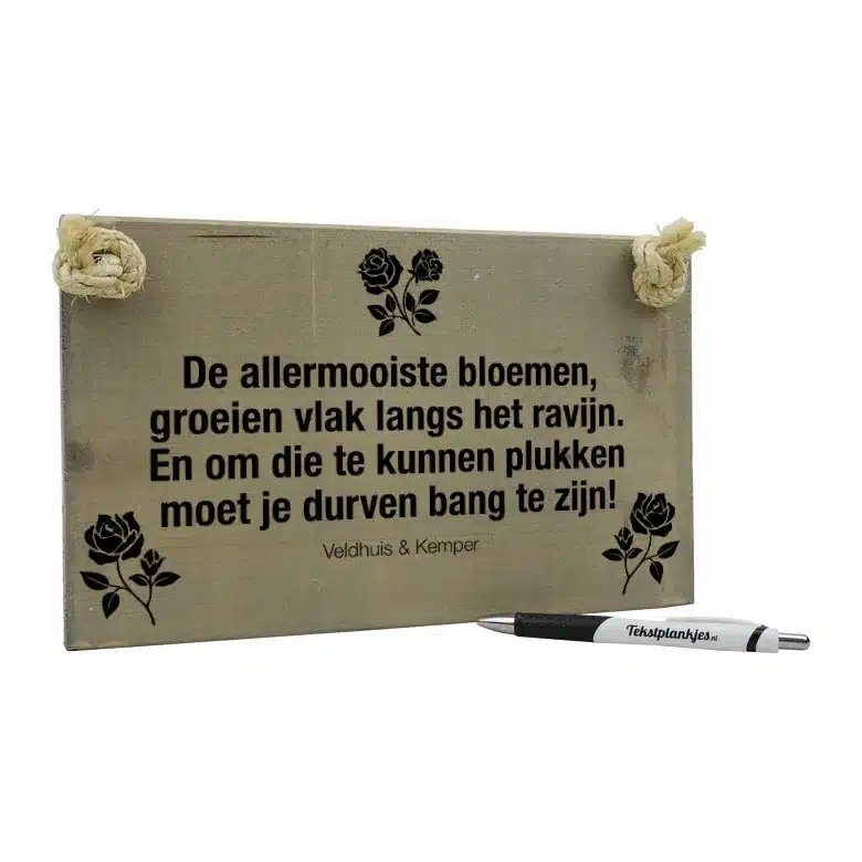 tekst op hout origineel cadeau - de mooiste bloemen groeien langs de ravijn - vergrijsd