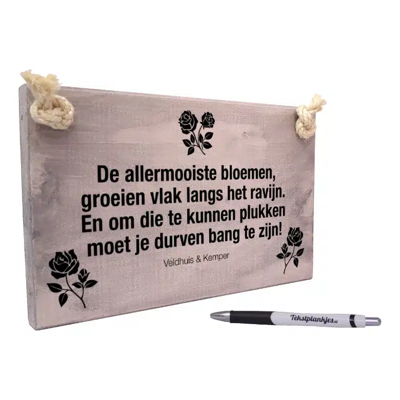 tekst op hout origineel cadeau - de mooiste bloemen groeien langs de ravijn - vintage look